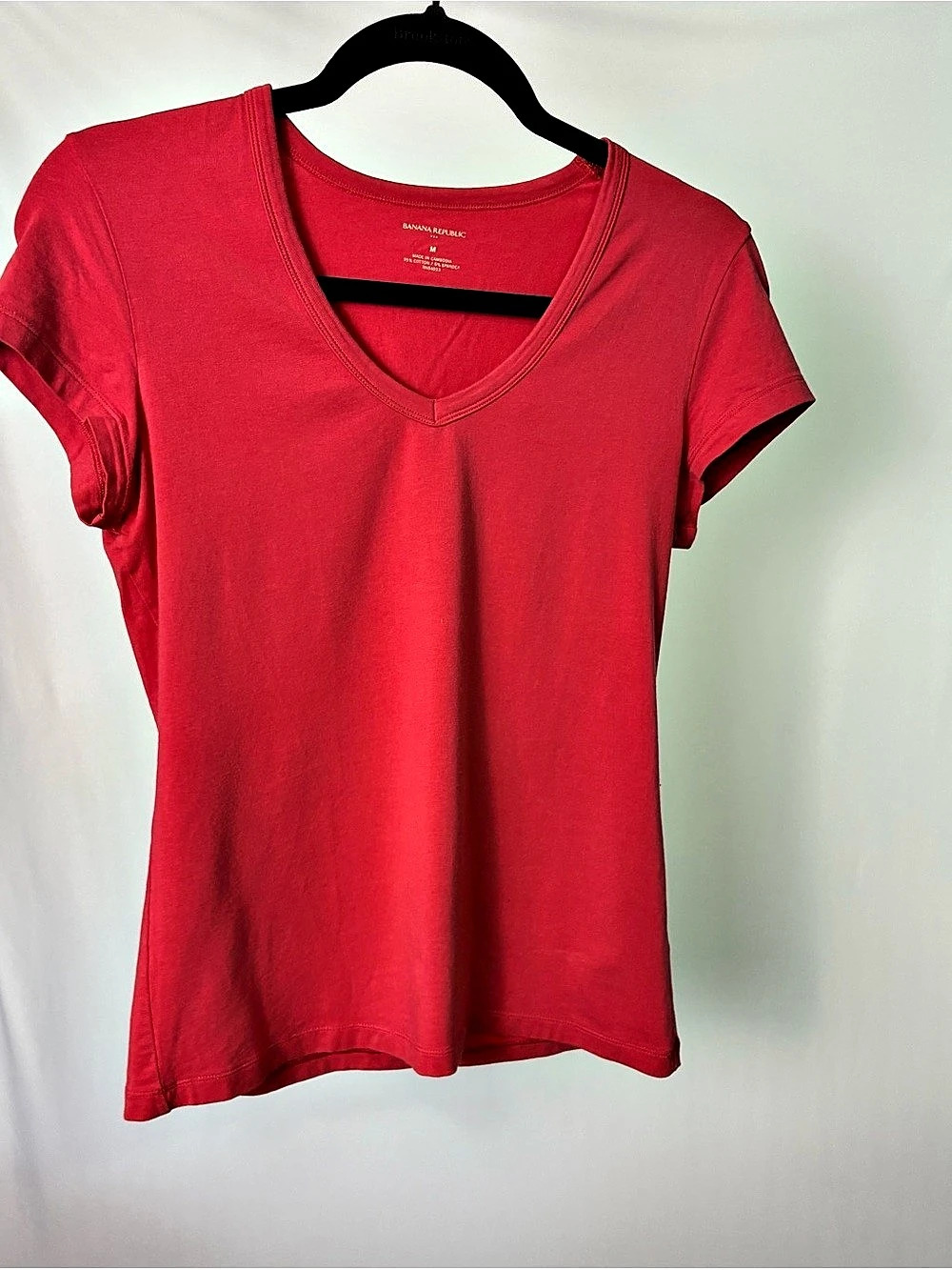 Banana Republic Women’s Medium Coral Red V-Neck Short Sleeve T-Shirt